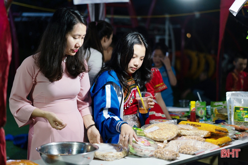 Rộn ràng “phiên chợ cuối năm” ở Trường Phổ thông liên cấp Albert Einstein