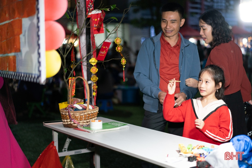 Rộn ràng “phiên chợ cuối năm” ở Trường Phổ thông liên cấp Albert Einstein