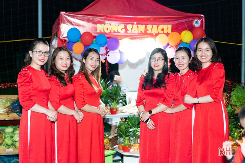 Rộn ràng “phiên chợ cuối năm” ở Trường Phổ thông liên cấp Albert Einstein