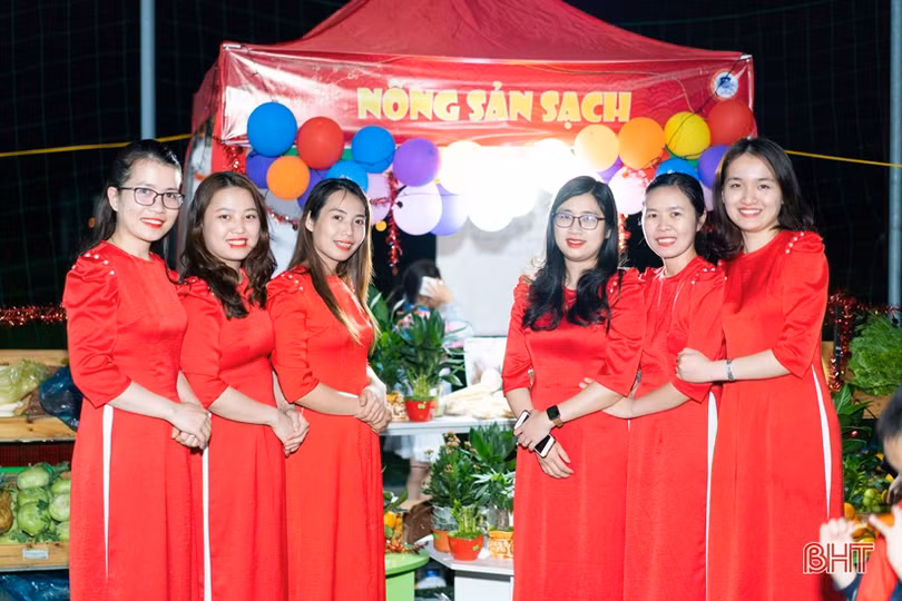 Rộn ràng “phiên chợ cuối năm” ở Trường Phổ thông liên cấp Albert Einstein