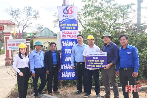 Điện lực Hà Tĩnh trao tặng “Đường điện thắp sáng làng quê”