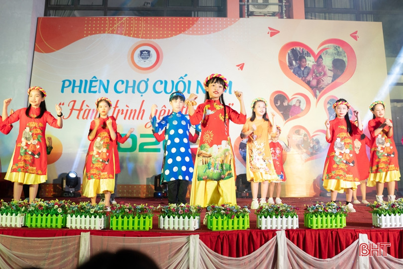 Rộn ràng “phiên chợ cuối năm” ở Trường Phổ thông liên cấp Albert Einstein