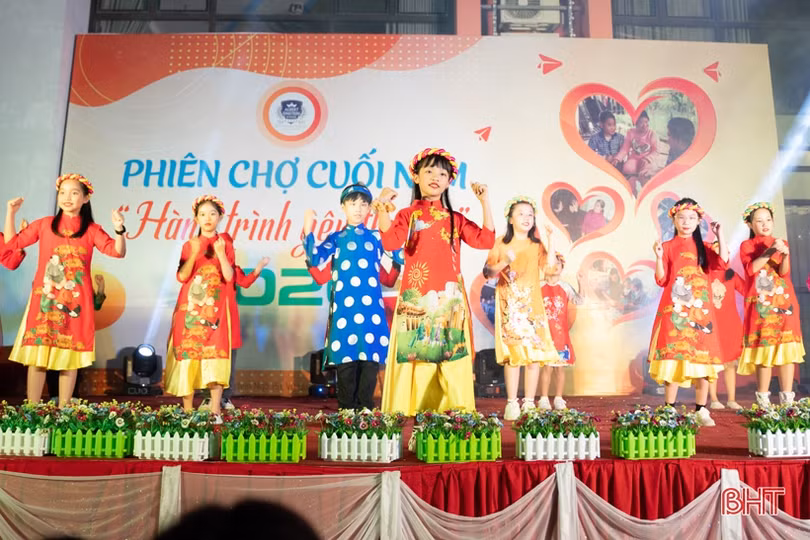 Rộn ràng “phiên chợ cuối năm” ở Trường Phổ thông liên cấp Albert Einstein