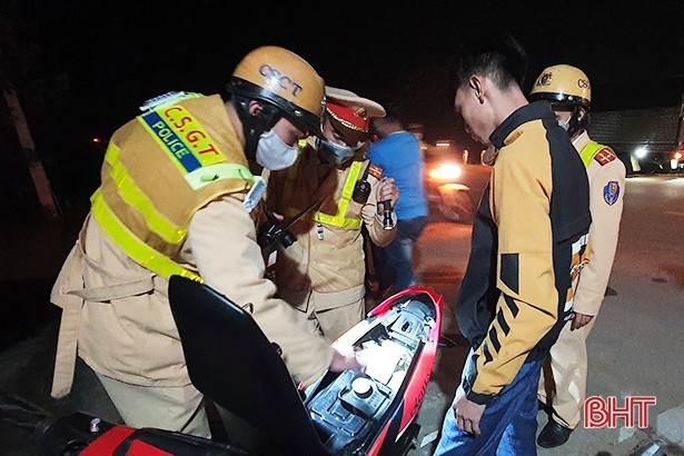 Công an Thạch Hà xử phạt 30 lái xe vi phạm nồng độ cồn 150 triệu đồng