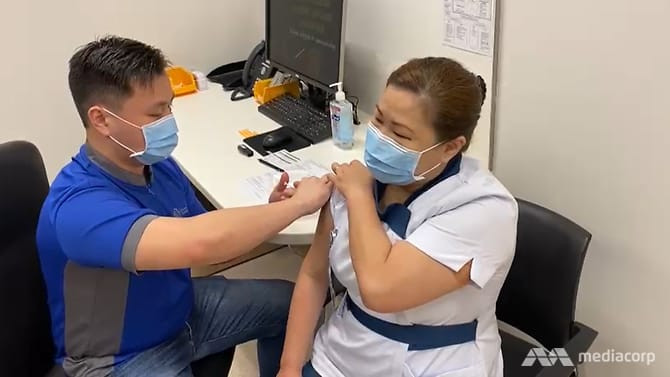 Nhân viên y tế Singapore tiêm vaccine ngừa Covid-19