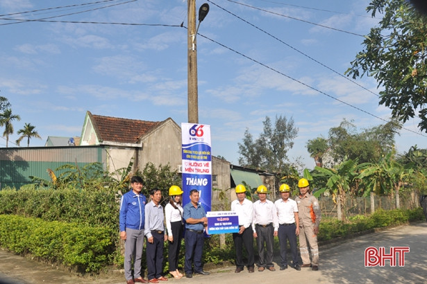 Điện lực Hà Tĩnh trao tặng “Đường điện thắp sáng làng quê”