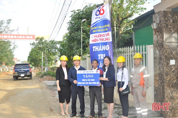Điện lực Hà Tĩnh trao tặng “Đường điện thắp sáng làng quê”
