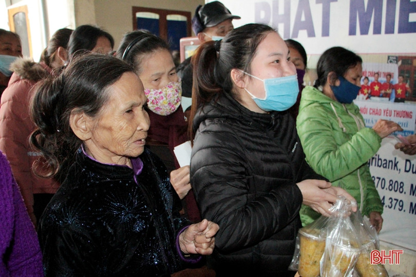 Phát 200 suất cháo miễn phí cho bệnh nhân nghèo