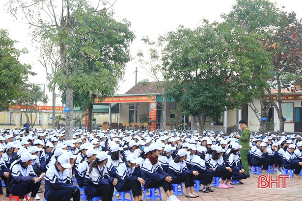 1.300 học sinh Lộc Hà ký cam kết không sử dụng pháo và vật liệu nổ