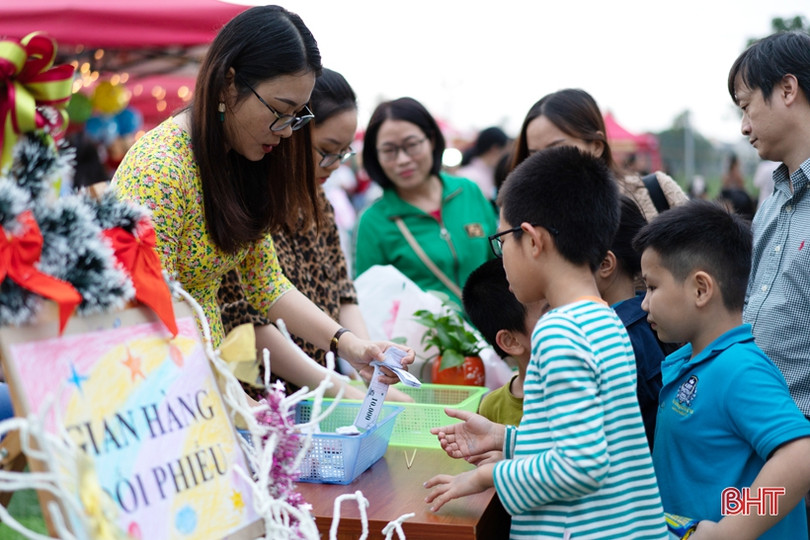 Rộn ràng “phiên chợ cuối năm” ở Trường Phổ thông liên cấp Albert Einstein