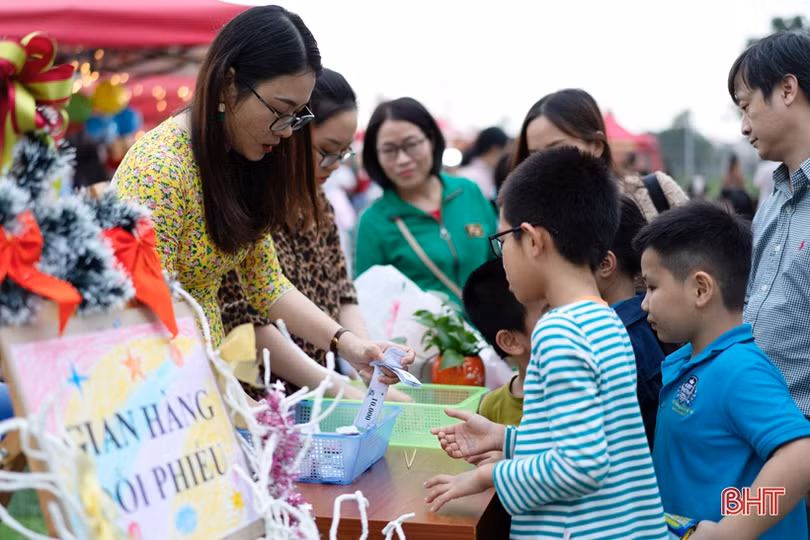 Rộn ràng “phiên chợ cuối năm” ở Trường Phổ thông liên cấp Albert Einstein
