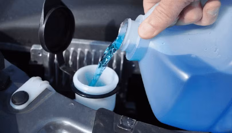 Dùng nước lã thay nước rửa kính ô tô được không?