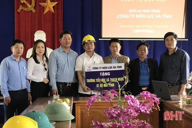 Điện lực Hà Tĩnh trao tặng “Đường điện thắp sáng làng quê”