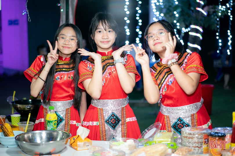 Rộn ràng “phiên chợ cuối năm” ở Trường Phổ thông liên cấp Albert Einstein