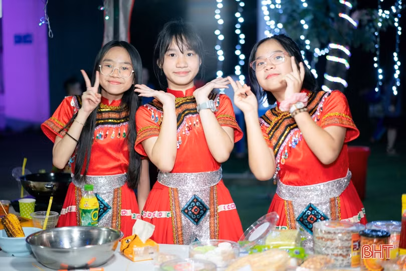 Rộn ràng “phiên chợ cuối năm” ở Trường Phổ thông liên cấp Albert Einstein