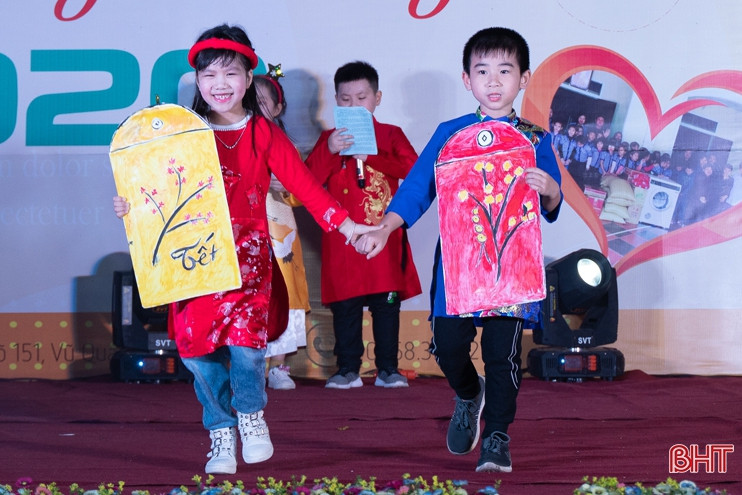 Rộn ràng “phiên chợ cuối năm” ở Trường Phổ thông liên cấp Albert Einstein