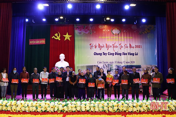 960 triệu đồng quà tết đến với người dân vùng lũ Cẩm Xuyên