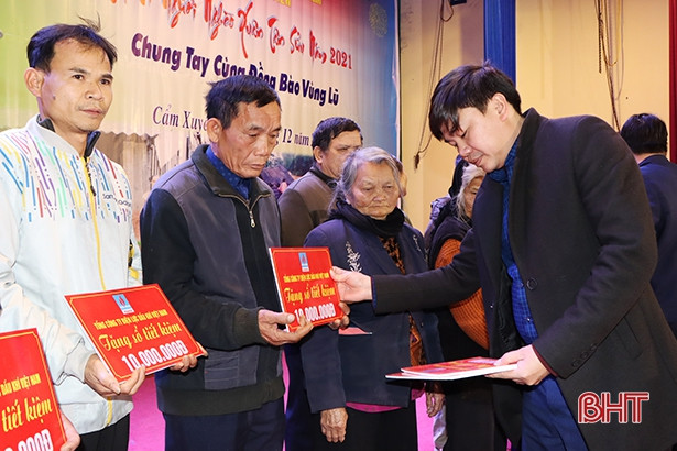 960 triệu đồng quà tết đến với người dân vùng lũ Cẩm Xuyên