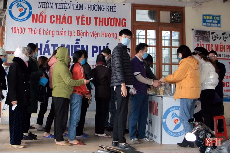 Phát 200 suất cháo miễn phí cho bệnh nhân nghèo