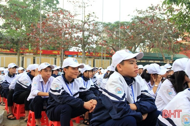 1.300 học sinh Lộc Hà ký cam kết không sử dụng pháo và vật liệu nổ