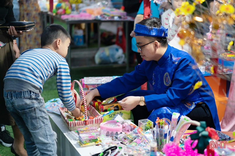 Rộn ràng “phiên chợ cuối năm” ở Trường Phổ thông liên cấp Albert Einstein