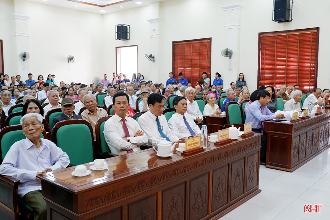 TP Hà Tĩnh có 141 đảng viên được tặng Huy hiệu Đảng dịp 19/5