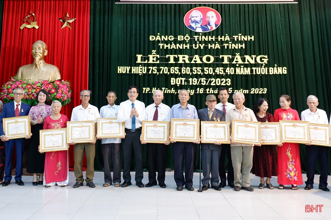 TP Hà Tĩnh có 141 đảng viên được tặng Huy hiệu Đảng dịp 19/5