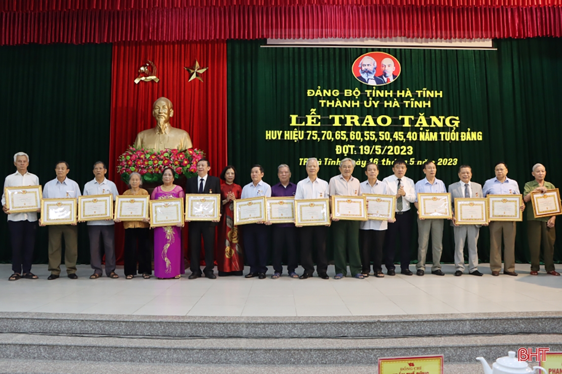 TP Hà Tĩnh có 141 đảng viên được tặng Huy hiệu Đảng dịp 19/5