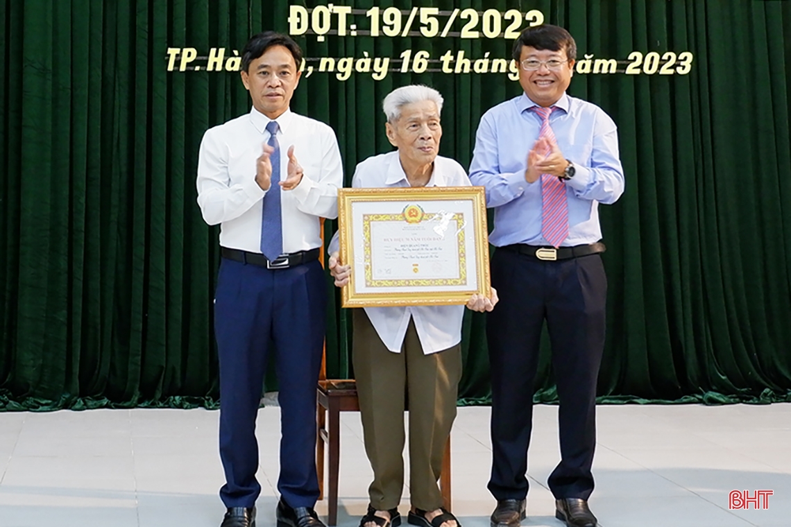 TP Hà Tĩnh có 141 đảng viên được tặng Huy hiệu Đảng dịp 19/5