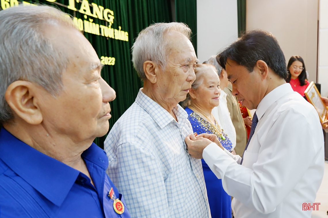 TP Hà Tĩnh có 141 đảng viên được tặng Huy hiệu Đảng dịp 19/5