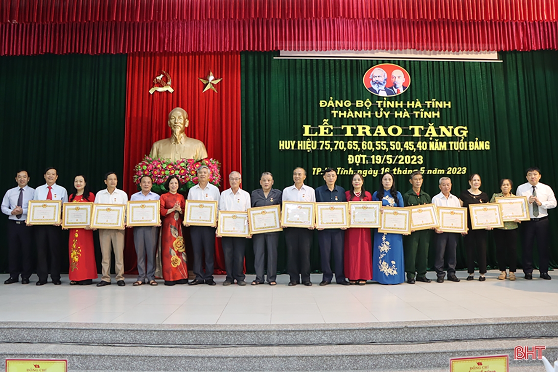 TP Hà Tĩnh có 141 đảng viên được tặng Huy hiệu Đảng dịp 19/5