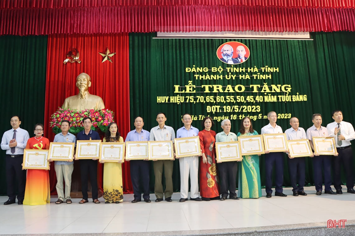 TP Hà Tĩnh có 141 đảng viên được tặng Huy hiệu Đảng dịp 19/5