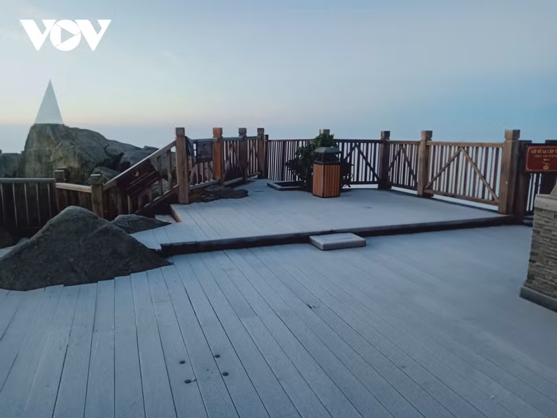 Ngắm sương muối, băng giá trên đỉnh Fansipan