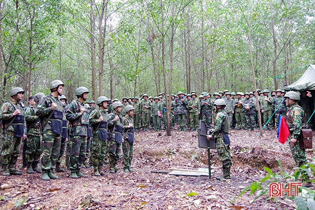 Chiến sỹ Biên phòng Hà Tĩnh huấn luyện chiến đấu bộ binh, bắn súng K54 và tiểu liên