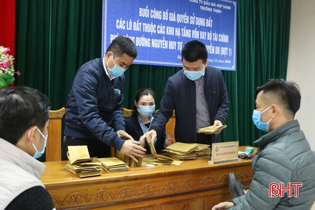 Đấu giá 61 lô đất ở TP Hà Tĩnh vượt giá khởi điểm 16 tỷ đồng