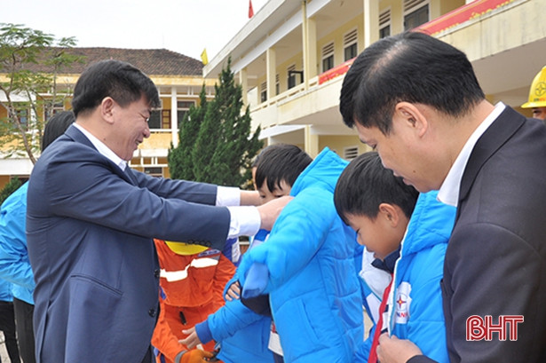 Điện lực miền Bắc tặng quà trị giá 1,6 tỷ đồng cho trường học, địa phương vùng lũ Hà Tĩnh