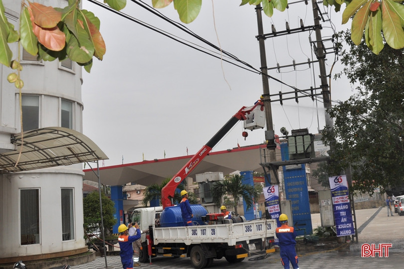 Điện lực Hà Tĩnh vệ sinh miễn phí 60 trạm biến áp không cắt điện