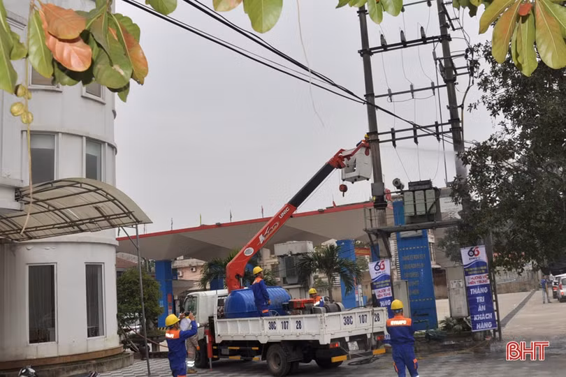 Điện lực Hà Tĩnh vệ sinh miễn phí 60 trạm biến áp không cắt điện