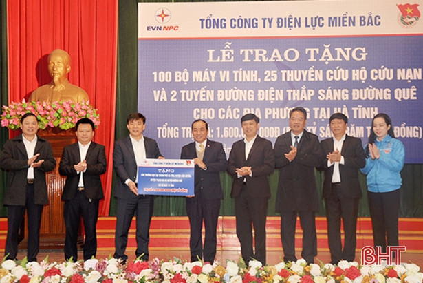 Điện lực miền Bắc tặng quà trị giá 1,6 tỷ đồng cho trường học, địa phương vùng lũ Hà Tĩnh