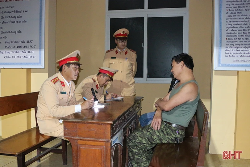 Hà Tĩnh: Phát hiện xe khách chở gần 1 tấn gỗ trắc trong đêm