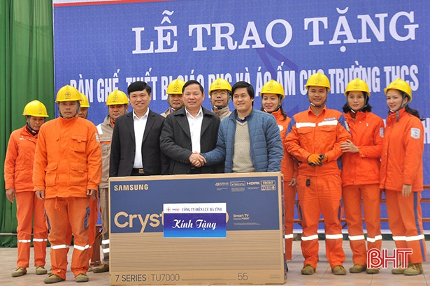 Điện lực miền Bắc tặng quà trị giá 1,6 tỷ đồng cho trường học, địa phương vùng lũ Hà Tĩnh