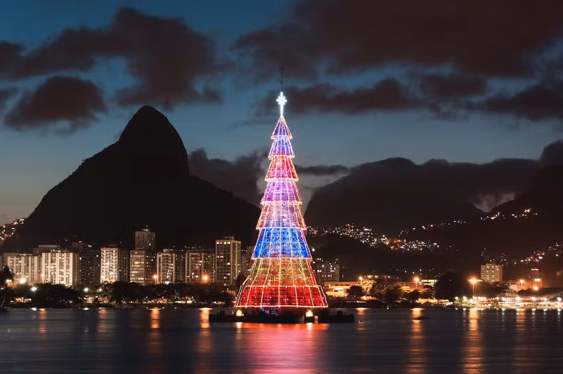 Cây thông Noel có kích thước gần bằng ngọn núi