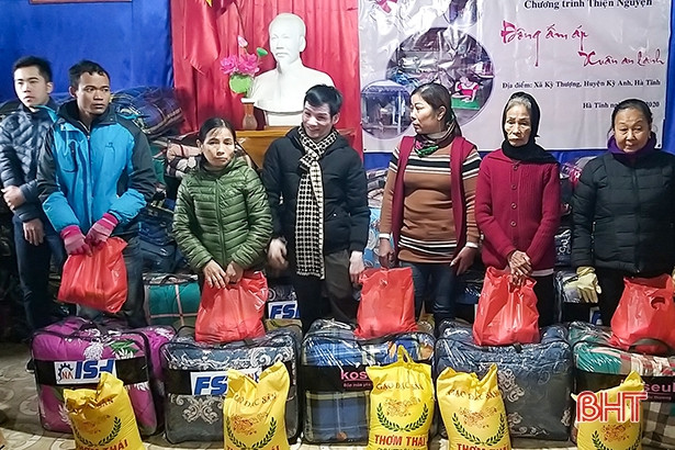 Mang mùa đông ấm áp đến với bà con khó khăn ở vùng thượng Kỳ Anh