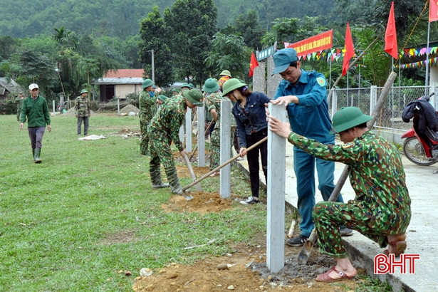 Chiến sĩ Lữ đoàn 80 giúp xã miền núi Hà Tĩnh xây dựng nông thôn mới