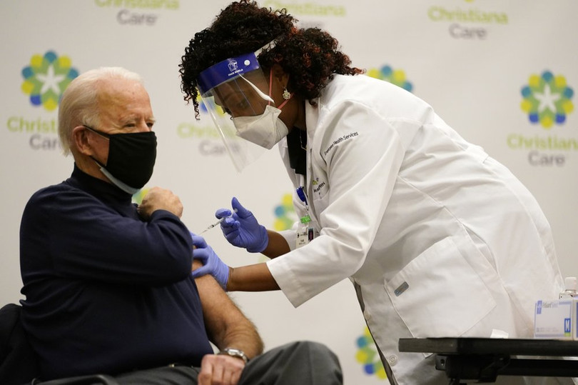 Tổng thống đắc cử Mỹ Joe Biden tiêm vaccine ngừa Covid-19 Pfizer-BioNTech