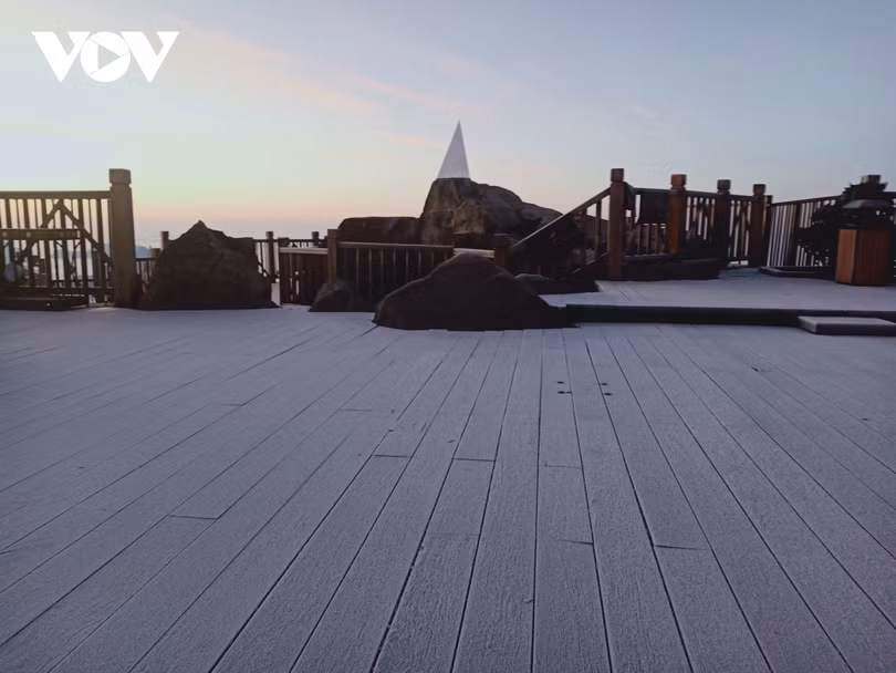 Ngắm sương muối, băng giá trên đỉnh Fansipan