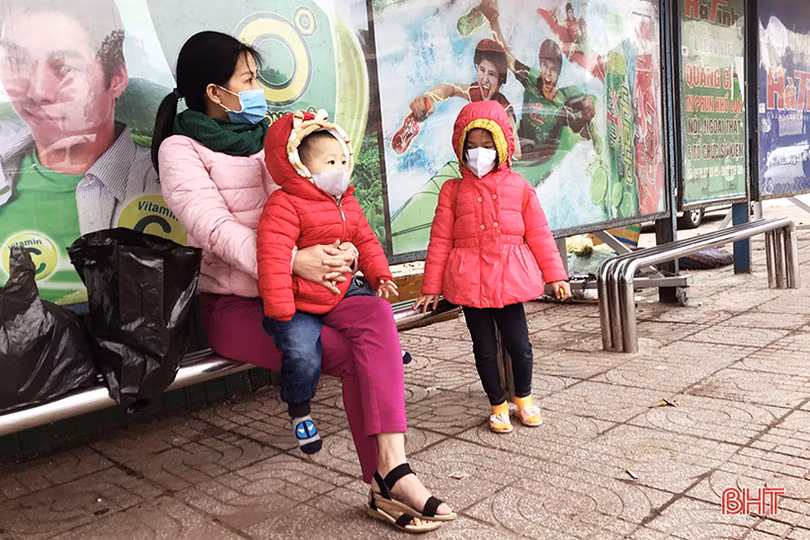 Bịt kín người khi ra đường vẫn co ro trong cái rét dưới 15 độ C ở Hà Tĩnh