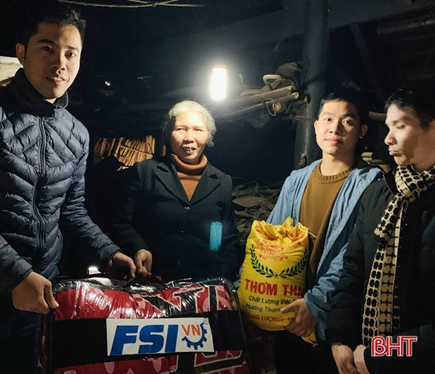 Mang mùa đông ấm áp đến với bà con khó khăn ở vùng thượng Kỳ Anh