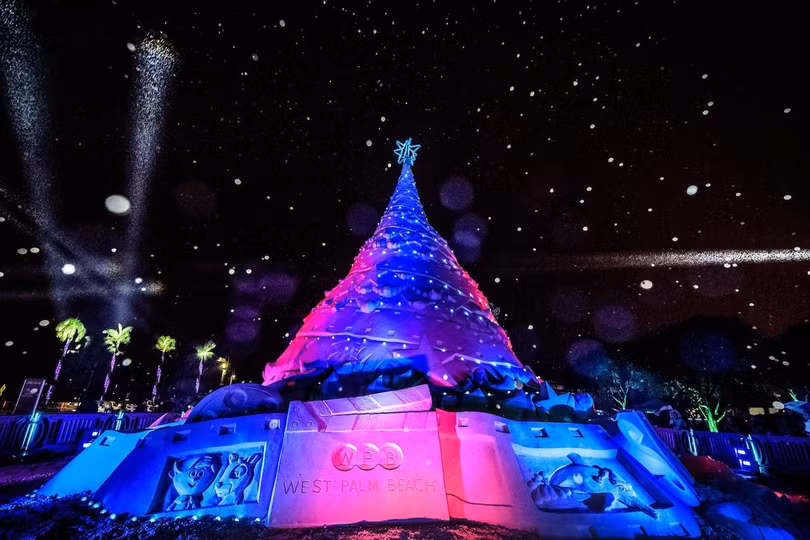 Cây thông Noel có kích thước gần bằng ngọn núi