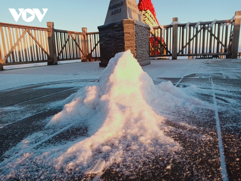 Ngắm sương muối, băng giá trên đỉnh Fansipan